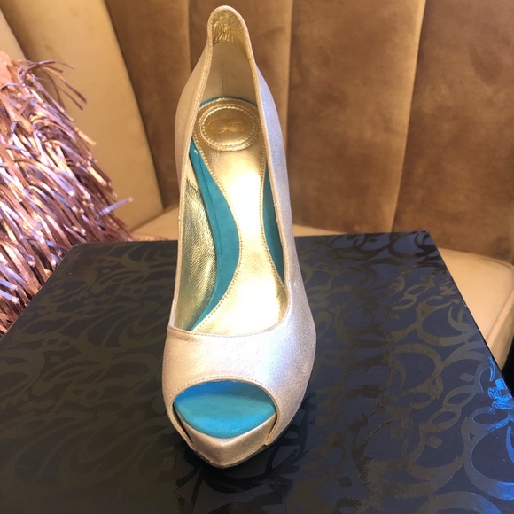 Aennis Eunis Calligraphy Gold Pumps - Picture 6 of 7